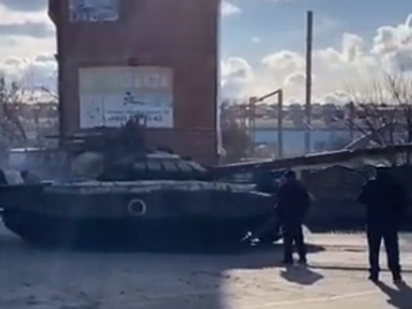 Ukrainian not afraid of Russian army convoy, climbed on tank to stop, Video