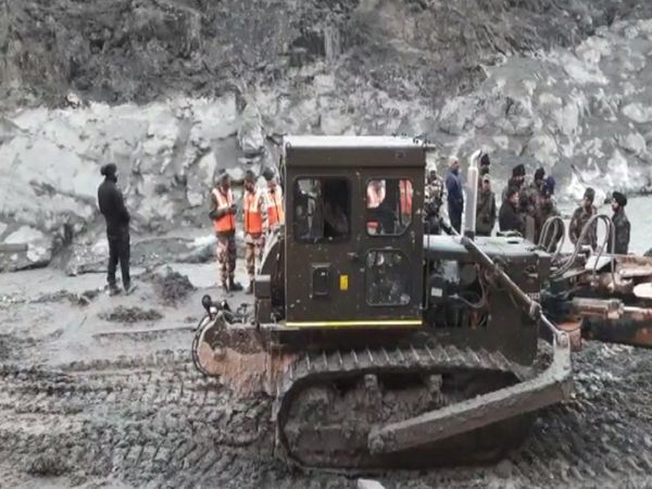 Glaciar Disaster: तबाही के बाद सुरंग में फंसे लोगों को बचाने की कवायद, देखें [VIDEO]