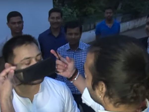 कोरोना वायरस के खौफ के बीच बड़े भाई की भूमिका में नजर आए तेज प्रताप, तेजस्‍वी को पहनाया मास्‍क