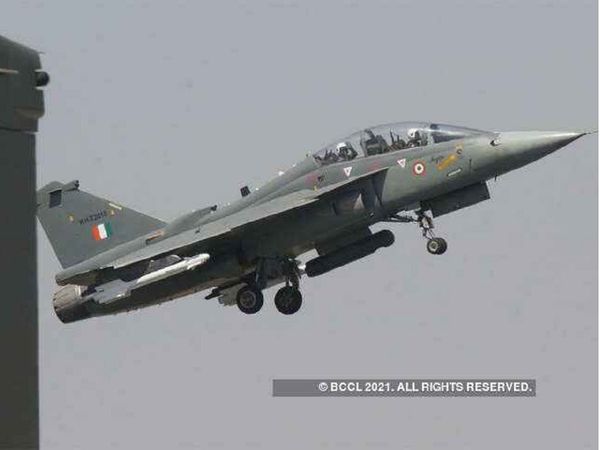 चीन-पाकिस्तान के JF-17 से कहीं उन्‍नत है तेजस लड़ाकू विमान, छुड़ा देगा दुश्‍मनों के छक्‍के