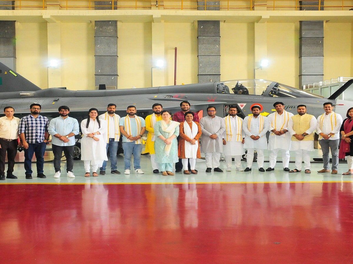 भारत दर्शन यात्रा के तहत तेजस्वी सूर्या के साथ कार्यकर्ता पहुंचे HAL मुख्यालय, आत्मनिर्भर भारत मिशन को करीब से देखा