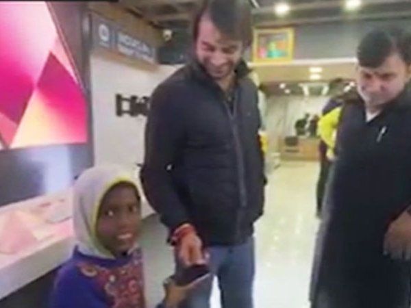 तेजप्रताप ने पेन बेच रही एक लड़की को गिफ्ट कर दिया  iPhone