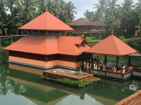 केरल के मंदिर में पहुंचा 'शाकाहारी' मगरमच्‍छ, तस्‍वीरें देख लोग हुए हैरान [PHOTOS]