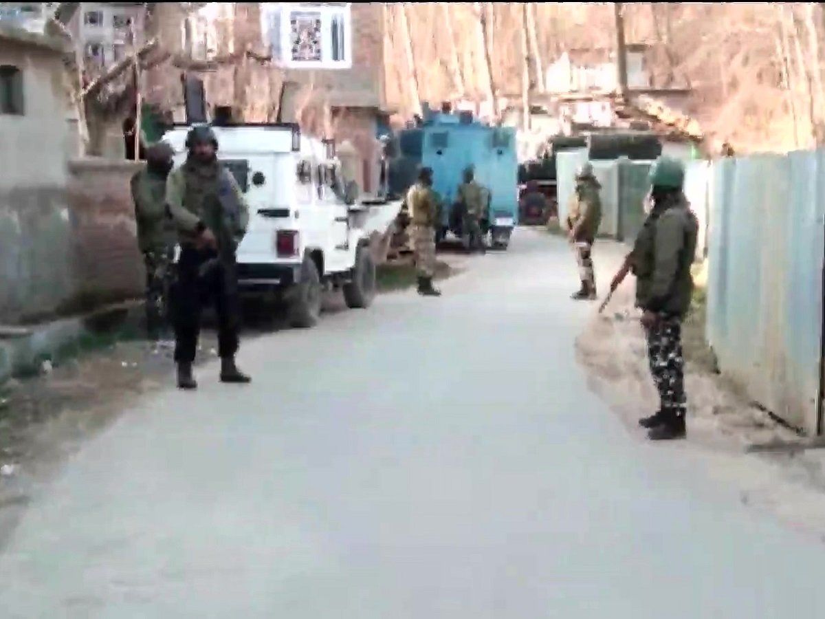 Jammu Kashmir: शोपियां में आतंकियों के साथ मुठभेड़, एक आतंकी को किया ढेर, 2 जवान शहीद