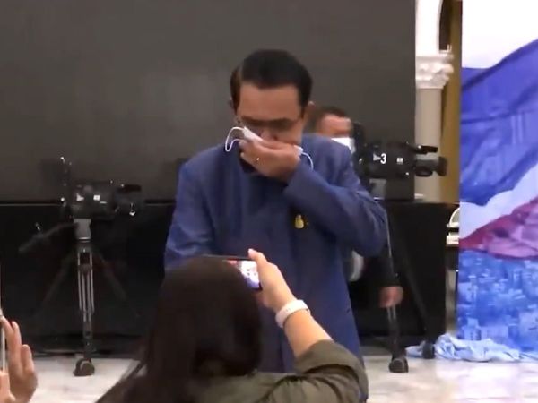 सवालों पर ऐसे भड़के थाईलैंड के पीएम कि पत्रकारों पर छिड़क दिया सैनिटाइजर [Video]