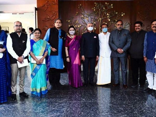 S Jaishankar meeting with opposition leaders on Ukraine, Shashi Tharoor praises govt 