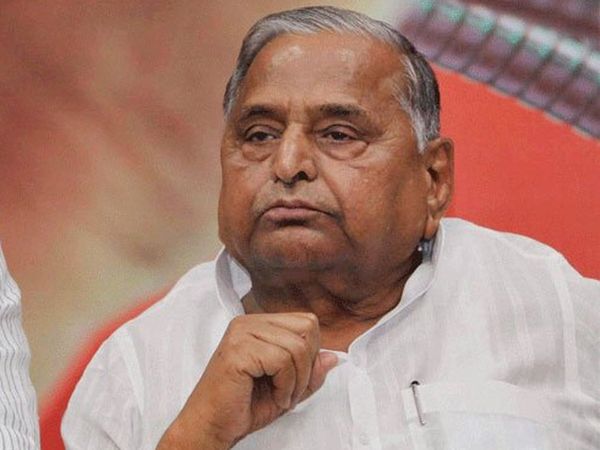 when Mulayam singh yadav picked up police inspector and slammed him on stage