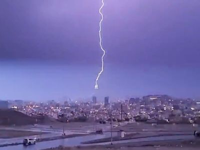 Thunder Lightning Falling in Saudi Arabia Shocking Video Goes viral Thunder Lightning Falling in Saudi Arabia Shocking Video Goes viral