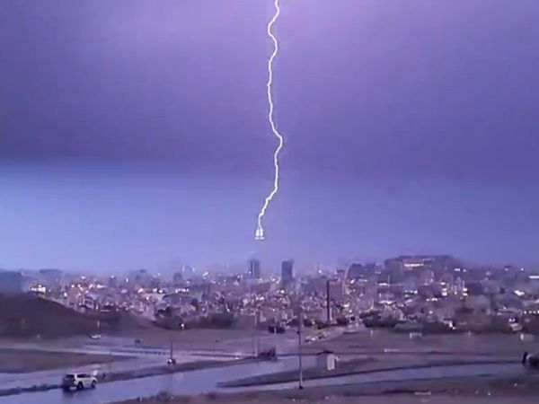 Thunder Lightning Falling in Saudi Arabia Shocking Video Goes viral
