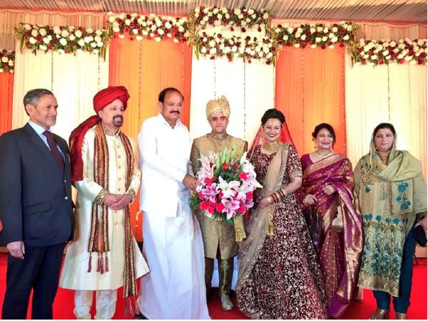 टीना डाबी और अतहर की शादी में उपराष्‍ट्रपति वेंकैया नायडू भी शामिल हुए थे