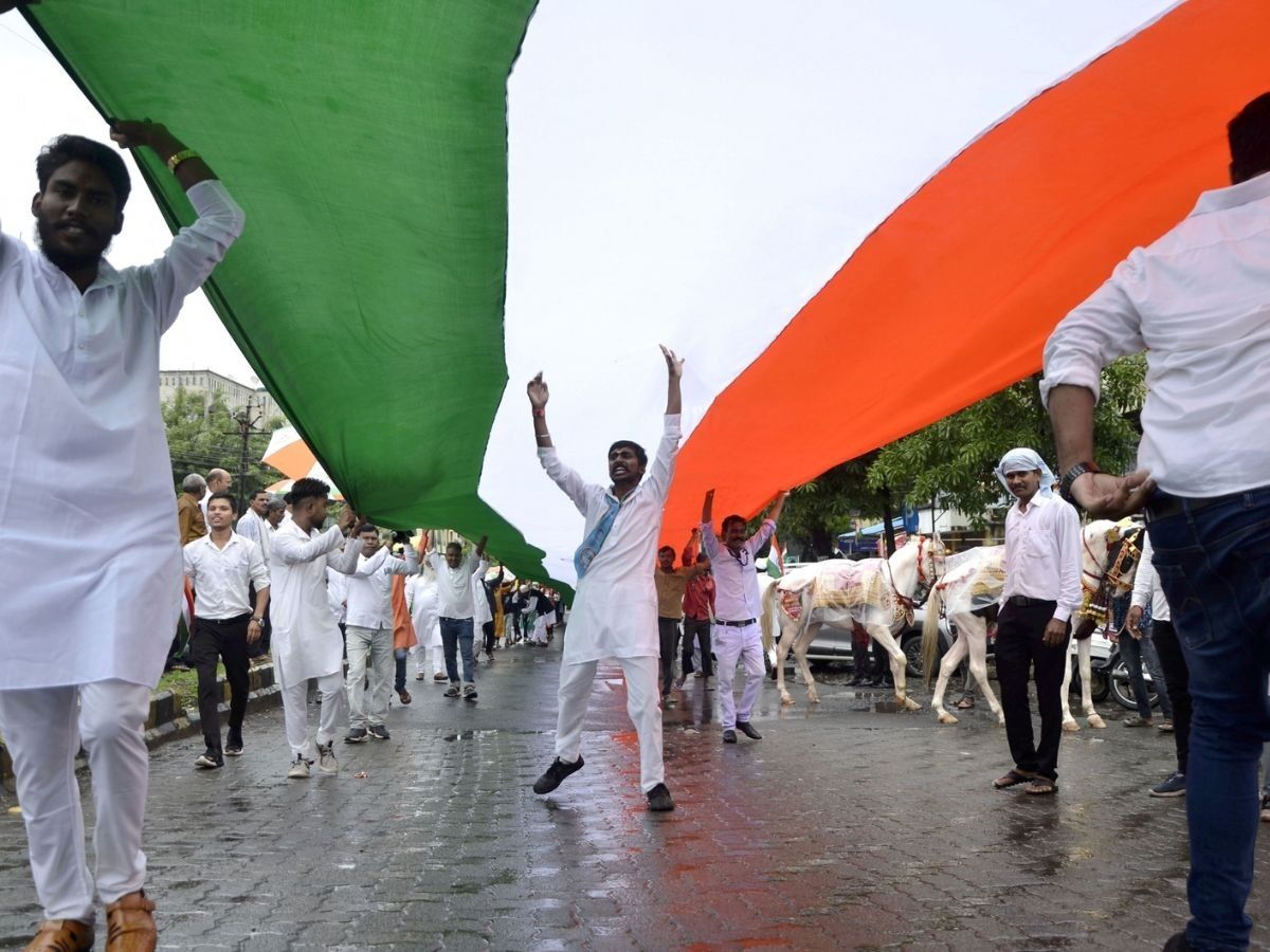 UP: शख्स ने बांटे थे ढेर सारे तिरंगा, मिली धमकी- ISI से है हमारा कनेक्शन, सिर कलम कर देंगे...