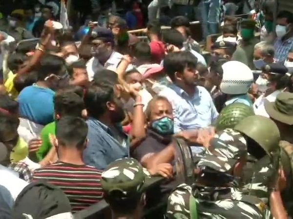 TMC supporters hurls stones at securityforces at CBI office in Kolkata