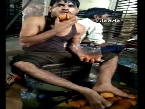Today Viral Video Toast packing by trampling and spitting shocking viral video in hindi