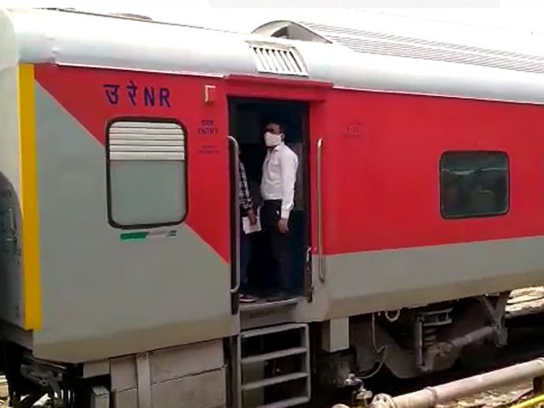 All the dirt of toilet in the train fell on passenger, the incident of Bilaspur Rajdhani
