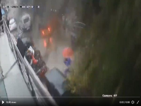 Tauktae Cyclone: मुंबई में महिला ने मौत को दी मात, इस तरह बच गई जान, देखें [VIDEO]