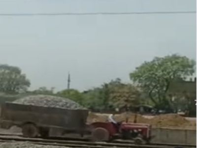 Jugaad Video Tractor ran on railway track Jugaad Video Goes Viral Jugaad Video Tractor ran on railway track Jugaad Video Goes Viral