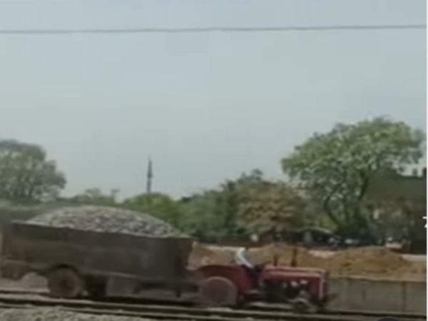 Jugaad Video Tractor ran on railway track Jugaad Video Goes Viral