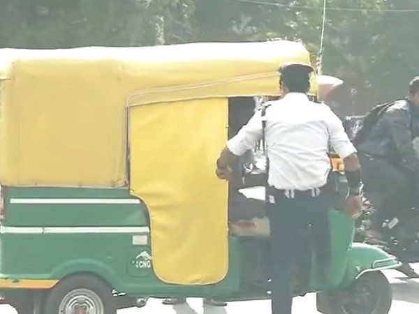 traffic police thrashed auto driver