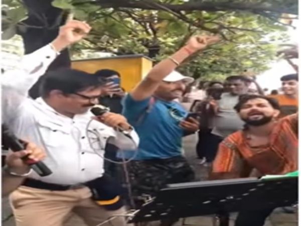 Traffic Police Sing A Song Heart Winning Video Goes Viral