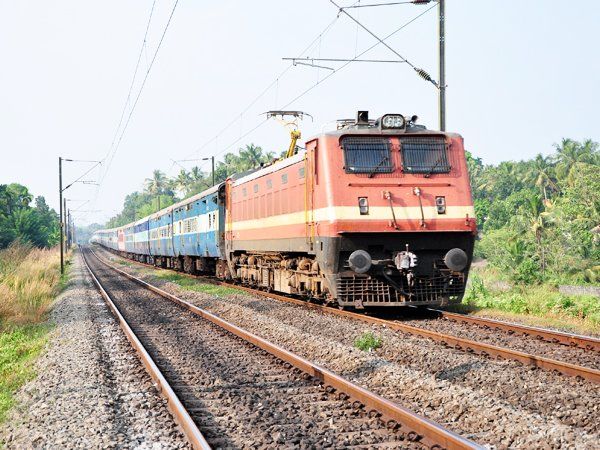 Train Incident:गलती से दूसरी ट्रेन में बैठे लोग चलती रेलगाड़ी से कूदे, एक की मौत, चार घायल