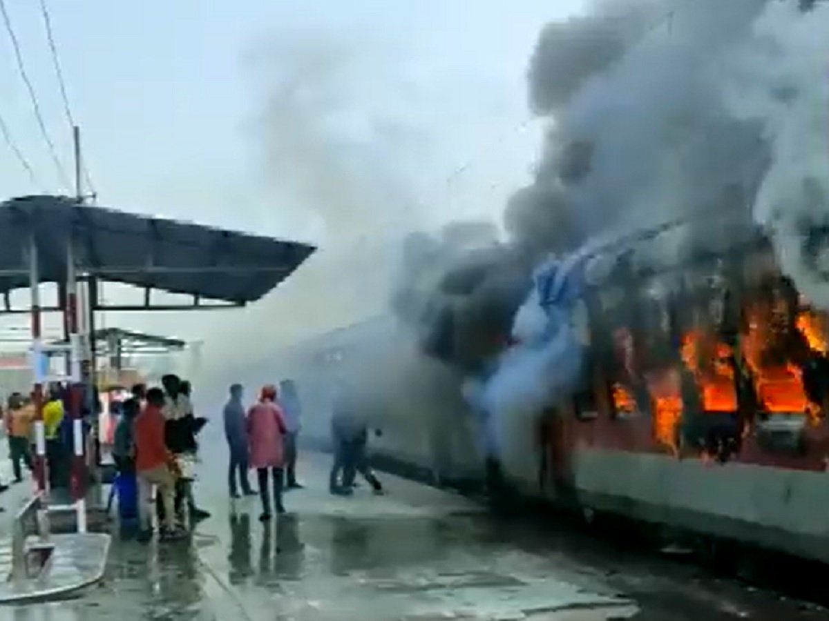 Bihar: मधुबनी रेलवे स्टेशन पर खड़ी ट्रेन में लगी आग, धू-धू कर जले डिब्बे, सामने आया VIDEO