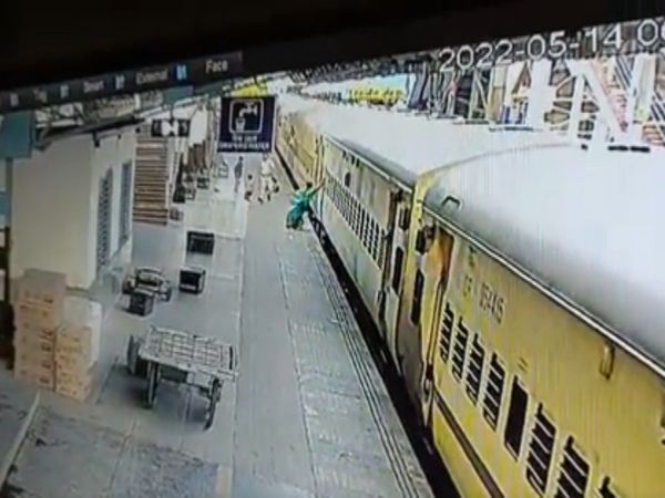 woman threw the children from train and jumped herself Watch Shocking Viral Video