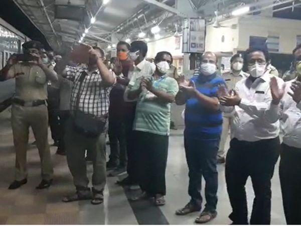 special train with migrants departs from Lingapally railway station to Jharkhand