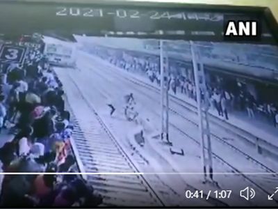 RPF personnel avertes suicide attempt at Virar railway station in Mumbai RPF personnel avertes suicide attempt at Virar railway station in Mumbai