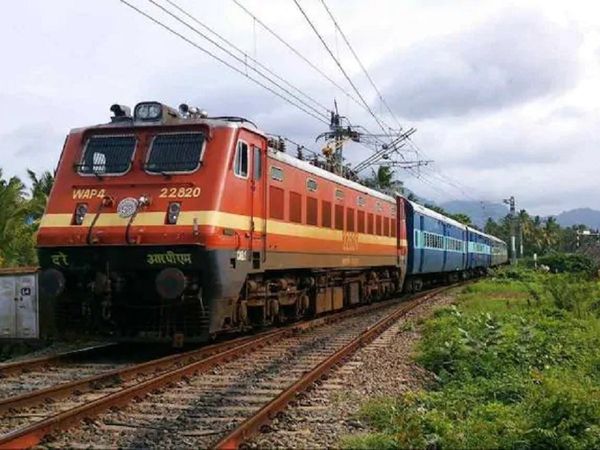 UP : Pantry staff throws man off train after tussle over water bottle price in lalitpur 