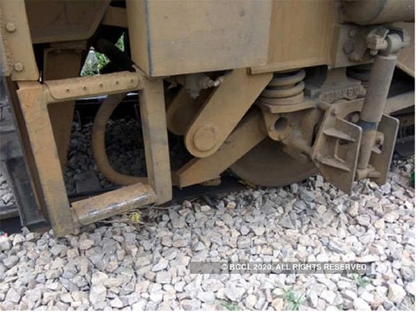 बांग्‍लादेश में भीषण हादसा : रेलवे ट्रैक पर आधे किलोमीटर तक बस को घिसटती चली गई ट्रेन, 12 लोगों की मौत, 6 घायल (फाइल फोटो)