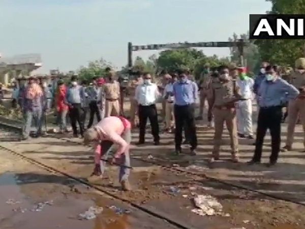 यूपी में बड़ा हादसा, रेलवे क्रॉसिंग पर ट्रेन ने वाहनों को मारी टक्कर, 5 की मौत, CM ने किया मुआवजे का ऐलान