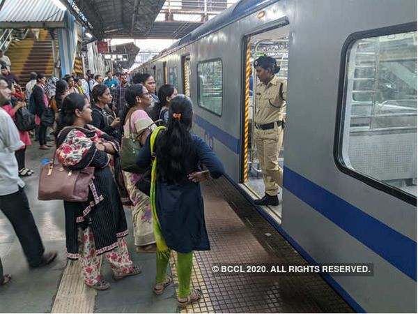 Coronavirus: देश में कोरोना वायरस का खौफ, रेलवे ने रद्द की 245 ट्रेनें