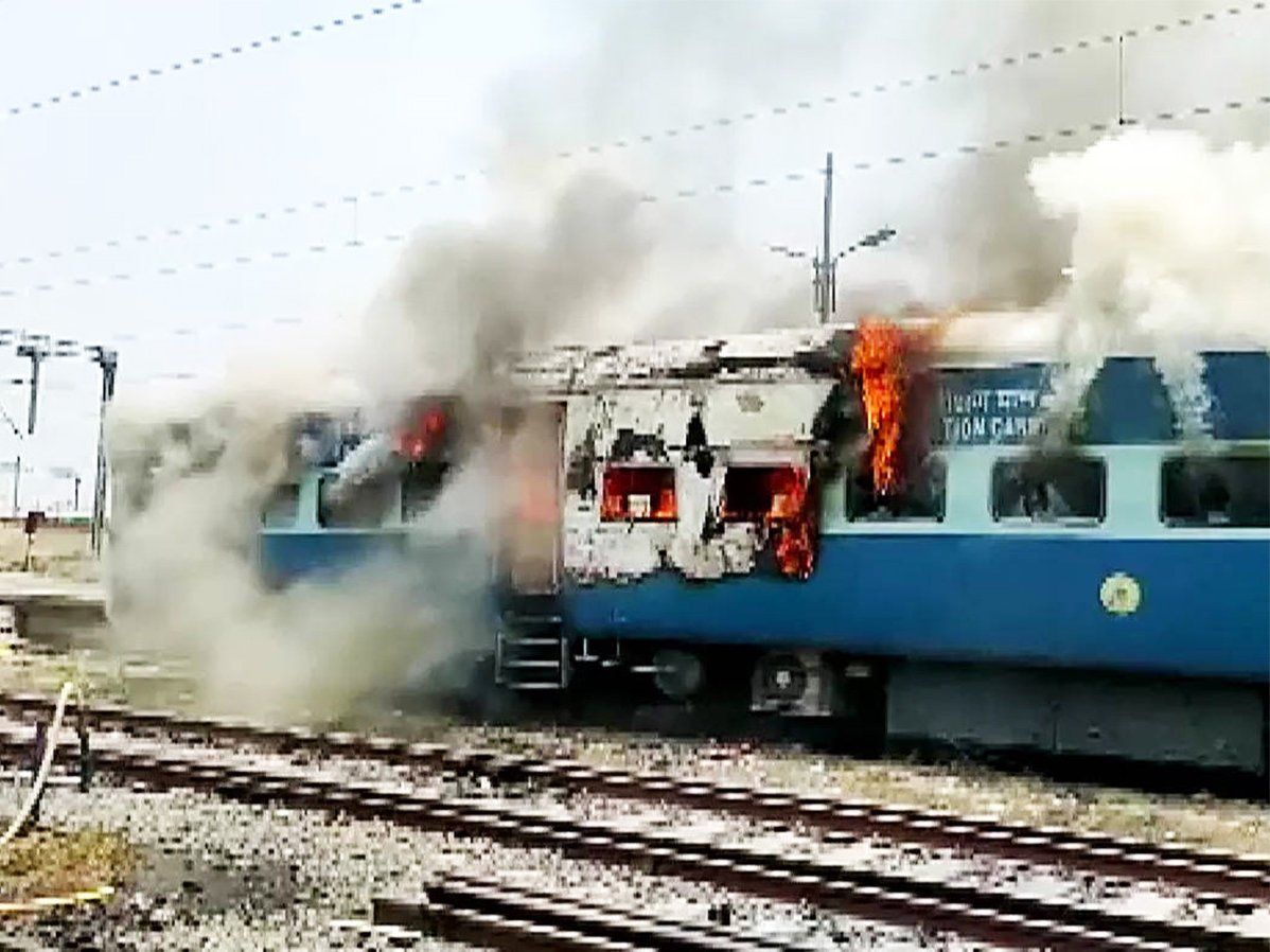 Train in Bihar: बिहार में सुबह 4 बजे से रात 8 बजे तक नहीं चलेगी कोई ट्रेन, 'अग्निपथ योजना' के विरोध की आग