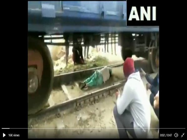 गुजर गई पूरी ट्रेन लेकिन बच गई जान, मामला कैमरे में कैद, देखें [VIDEO]