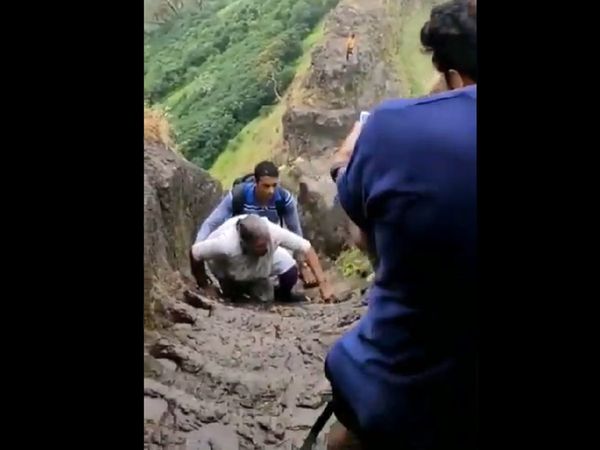 68 साल की उम्र में ये जज्‍बा! साड़ी पहनकर कर ली खड़ी चढाई, लोग बजाने लगे तालियां [Video]