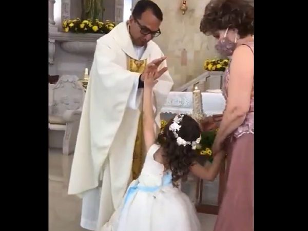 'फादर' ने आशीर्वाद के लिए उठाया हाथ, फिर मासूम ने किया कुछ ऐसा कि छूट गई हंसी [Video]