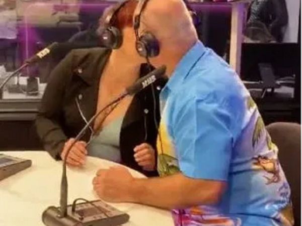 53 हजार रुपये के इनाम के लिए बाप-बेटी ने लाइव शो में किया किस, हर कोई रह गया दंग