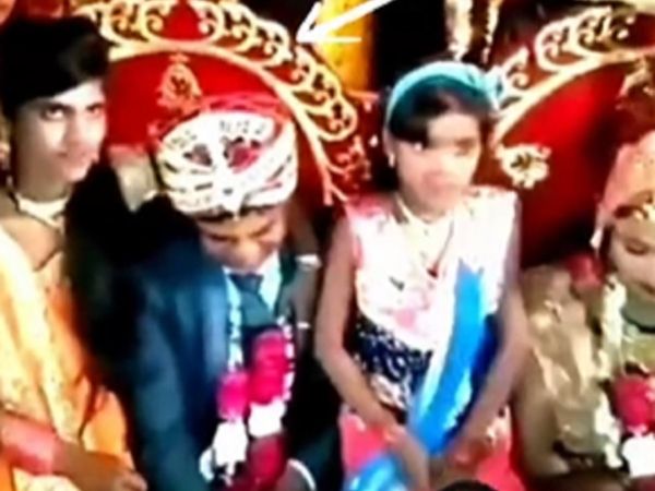 स्‍टेज पर बैठे दूल्‍हा-दुल्‍हन की तस्‍वीरें ले रहे मेहमान, तभी जीजा को किस करने साली [Video]