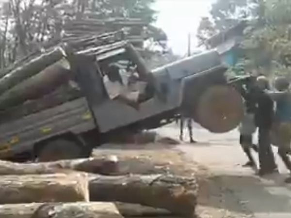 [Video] लकड़ियां उतारने को उठा दिया ट्रक, देसी जुगाड़ देख आनंद महिंद्रा बोले- क्रेजी