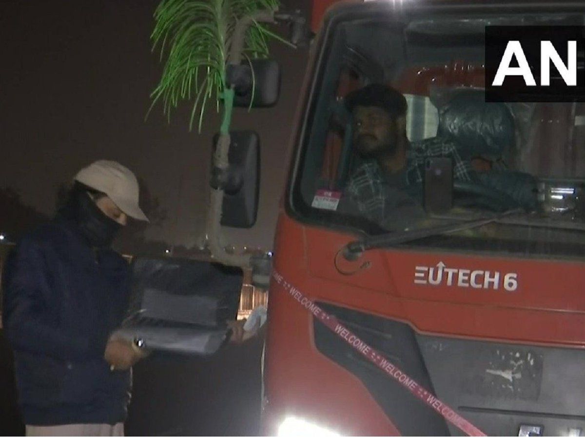 Air pollution: दिल्ली में दमघोंटू हवा से मिलेगी निजात! ट्रकों के प्रवेश पर रोक, बॉर्डर पर लगी लंबी लाइन