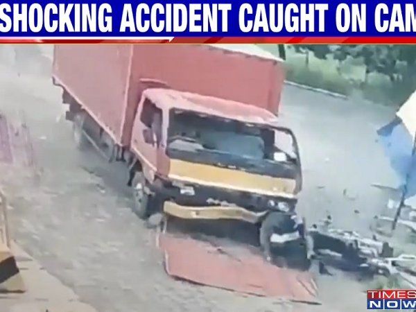 truck rammed on toll plaza