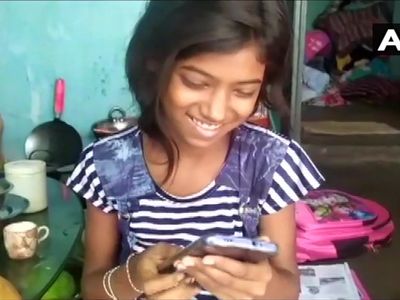Jamshedpur: Tulsi Kumari sells 12 mangoes for Rs 1,20,000, buys a smartphone Jamshedpur: Tulsi Kumari sells 12 mangoes for Rs 1,20,000, buys a smartphone