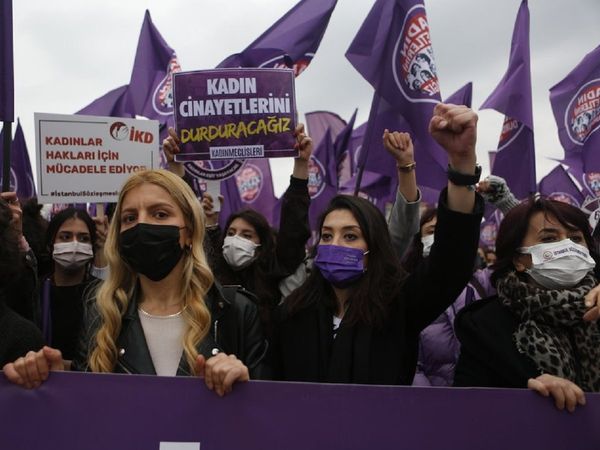 कट्टरपंथियों के दबाब में झुके तुर्की के राष्‍ट्रपति! महिलाओं के इस मुद्दे को लेकर हो रहा जबरदस्‍त विरोध