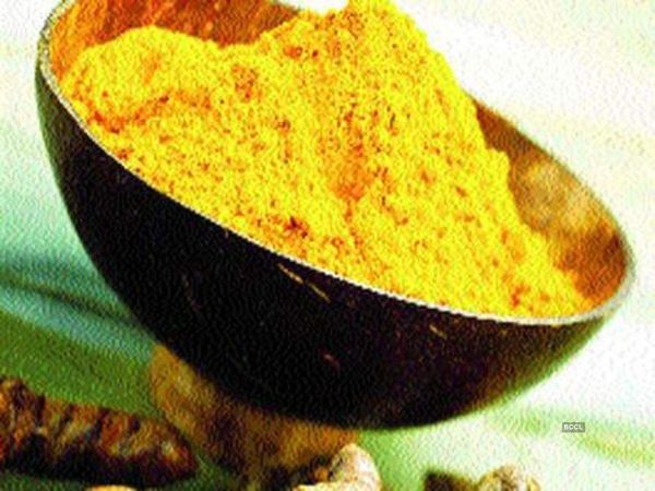 हल्दी में करक्यूमिन नामक एक तत्व मौजूद है, जिसके चलते यह एंटी-इंफ्लेमेटरी, एंटीसेप्टिक और एंटी-बैक्टीरियल गुणों से समृद्ध है।