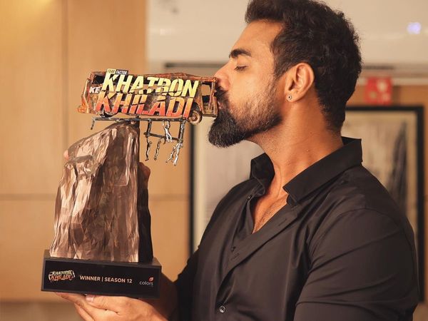 khatron ke khiladi 12 Winner is Tushar Kalia, Who take trophy from rohit shetty
