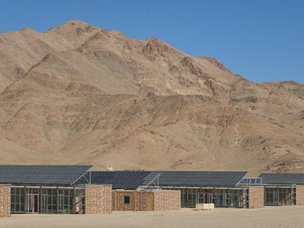 पैंगॉन्‍ग में कंपकंपाती ठंड बनी चीन की मुसीबत, 'ड्रैगन' ने सैनिकों के लिए बनाए गर्म बैरक