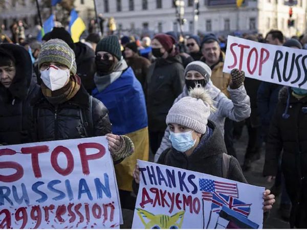 रूसी हमले की आशंकाओं के बीच यूक्रेन के खार्कीव में प्रदर्शन करते स्‍थानीय लोग