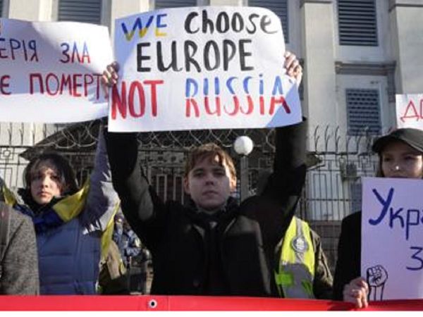 यूक्रेन पर रूस की सैन्‍य कार्रवाई का कई जगह विरोध हो रहा है