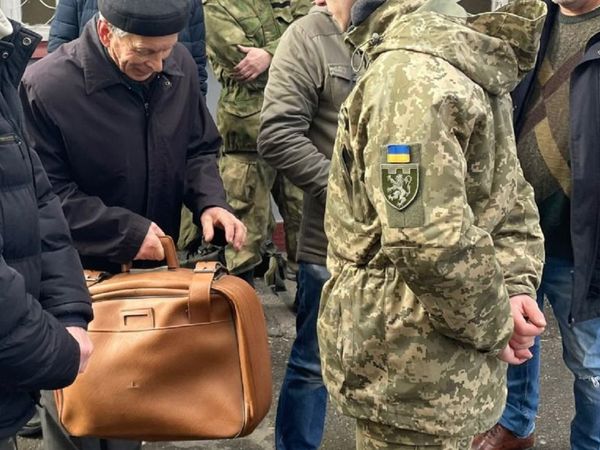 2 टी-शर्ट, 1 जोड़ा पैंट और कुछ सैंडविच के सहारे ही रूस से युद्ध लड़ने को तैयार हैं 80 साल के ये यूक्रेनी बुजुर्ग