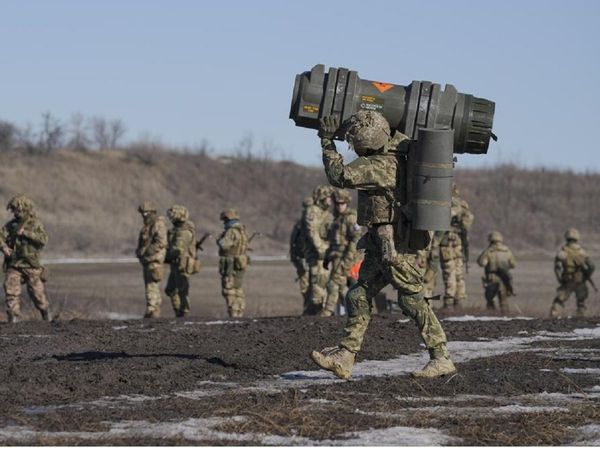 पूर्वी यूक्रेन के दोनेत्‍स्क क्षेत्र में ज्‍वाइंट फोर्सेस ऑपरेशन में सैन्‍य अभ्‍यास के दौरान NLAW एंटी-टैंक वेपन को ले जाता यूक्रेन की सेना का जवान